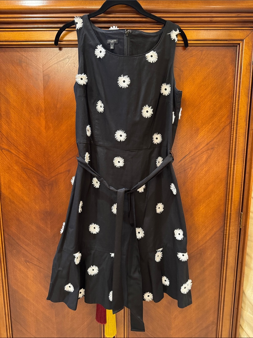 Black Sleeveless Daisy Appliqué Dress
